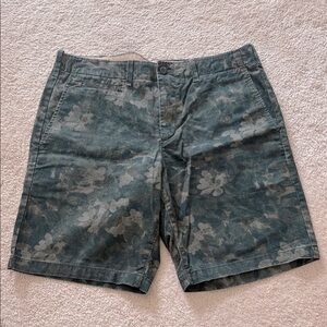 GAP Men's Floral Camouflage Shorts